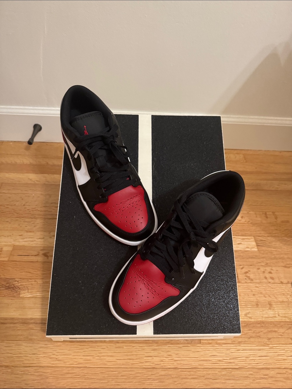 Nike Men’s Low-Top Sneaker — Black / White / Red